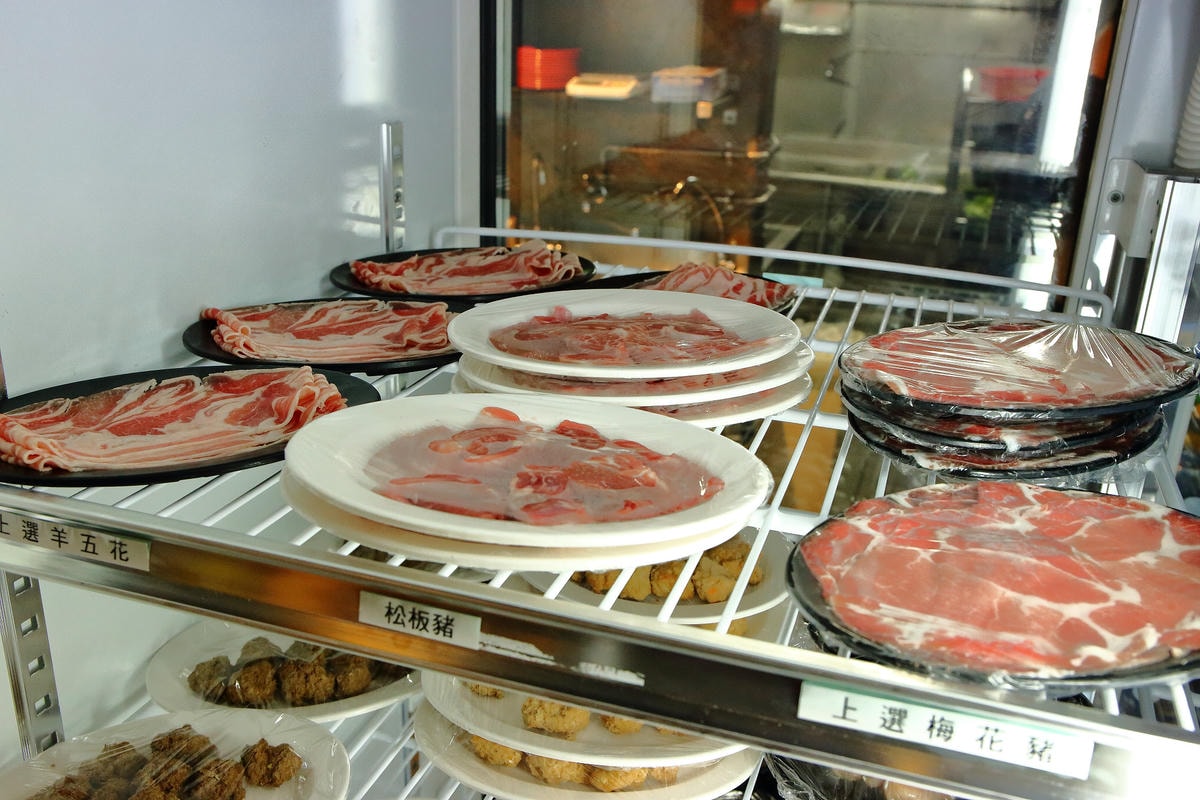 【食。台北】黑哥自助石頭火鍋城〜新開幕!以盤計價,想吃什麼就拿什麼,懷舊飄香,平價又美味!