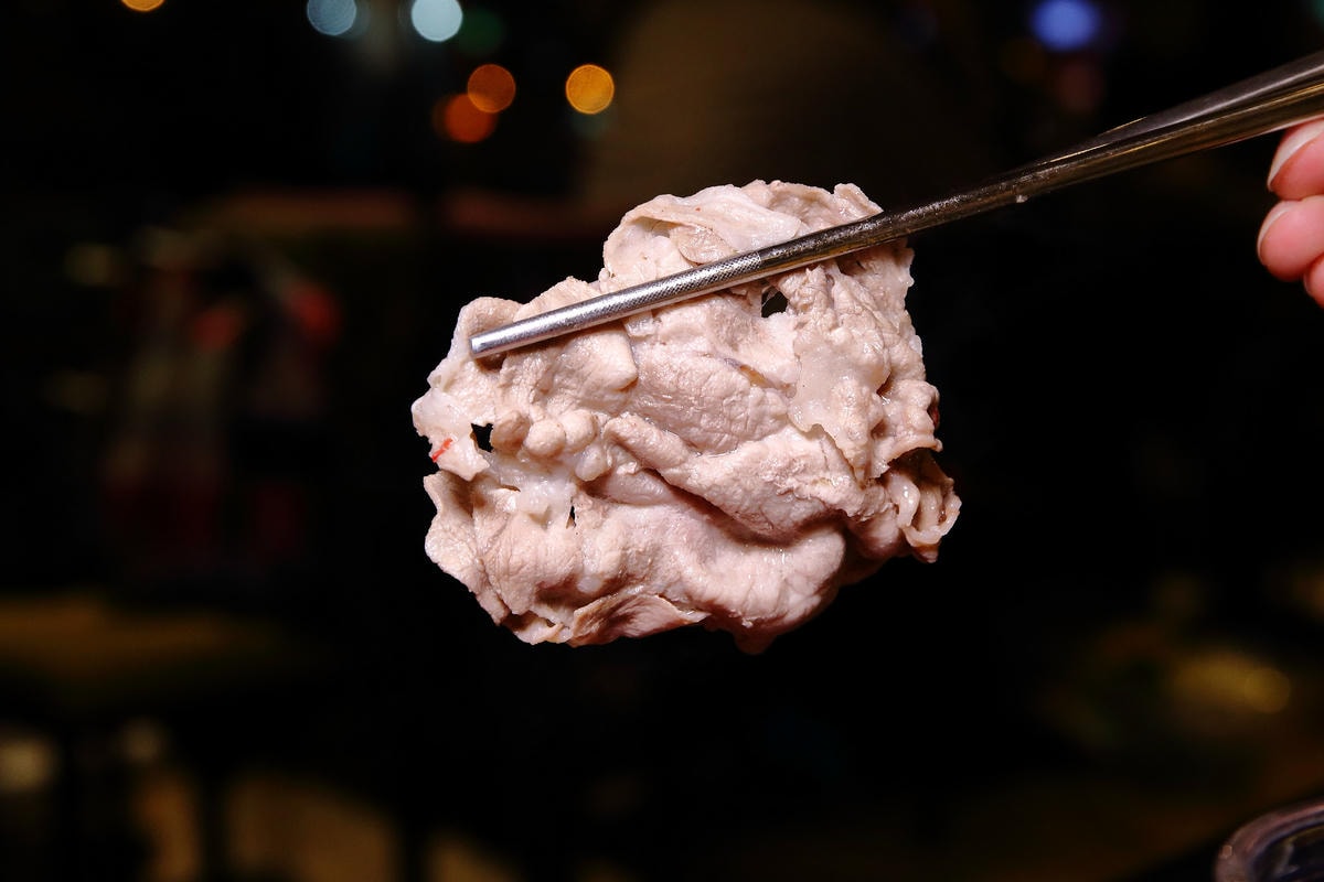 【食。台北】黑哥自助石頭火鍋城〜新開幕!以盤計價,想吃什麼就拿什麼,懷舊飄香,平價又美味!