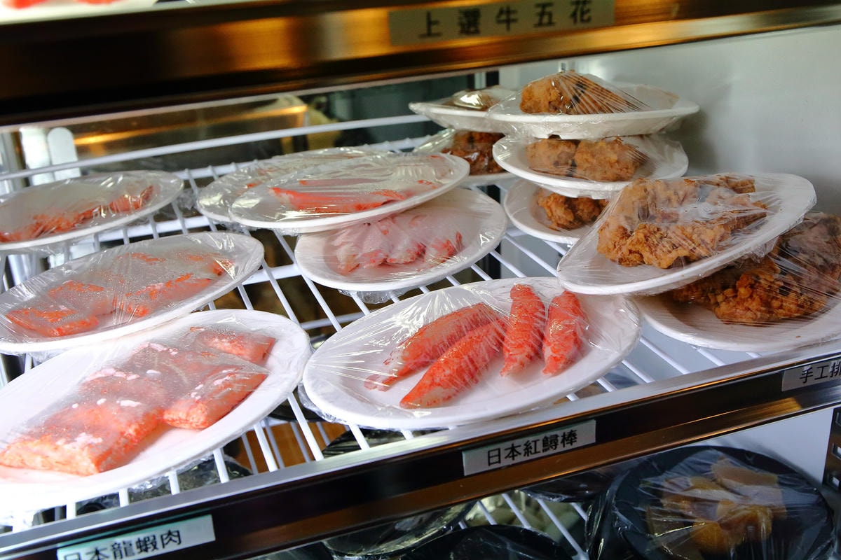 【食。台北】黑哥自助石頭火鍋城〜新開幕!以盤計價,想吃什麼就拿什麼,懷舊飄香,平價又美味!