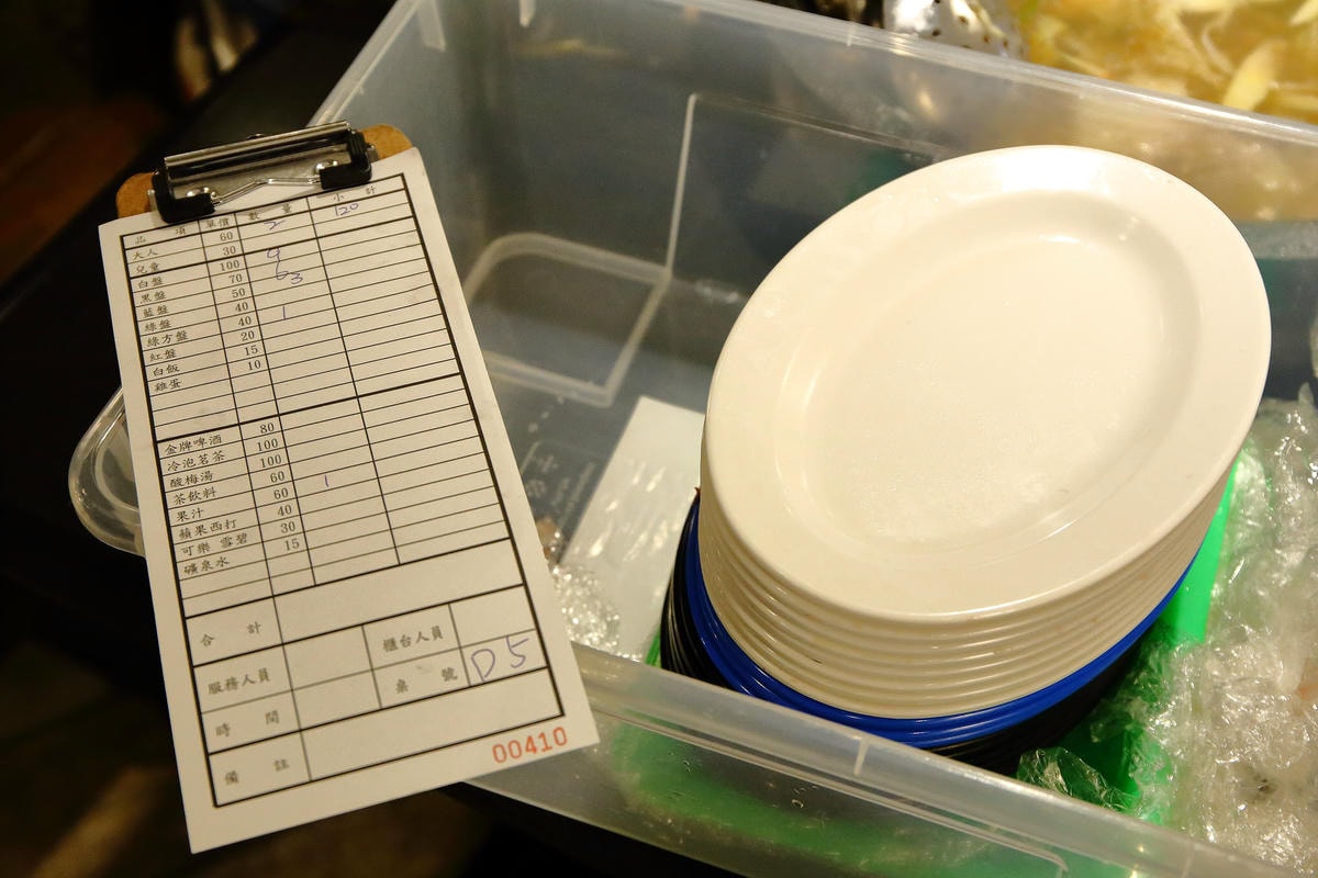 【食。台北】黑哥自助石頭火鍋城〜新開幕!以盤計價,想吃什麼就拿什麼,懷舊飄香,平價又美味!