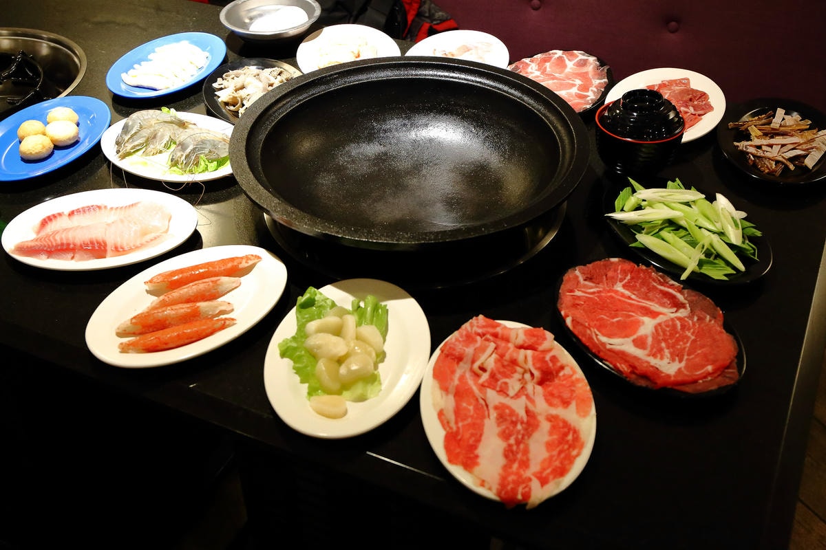 【食。台北】黑哥自助石頭火鍋城〜新開幕!以盤計價,想吃什麼就拿什麼,懷舊飄香,平價又美味!
