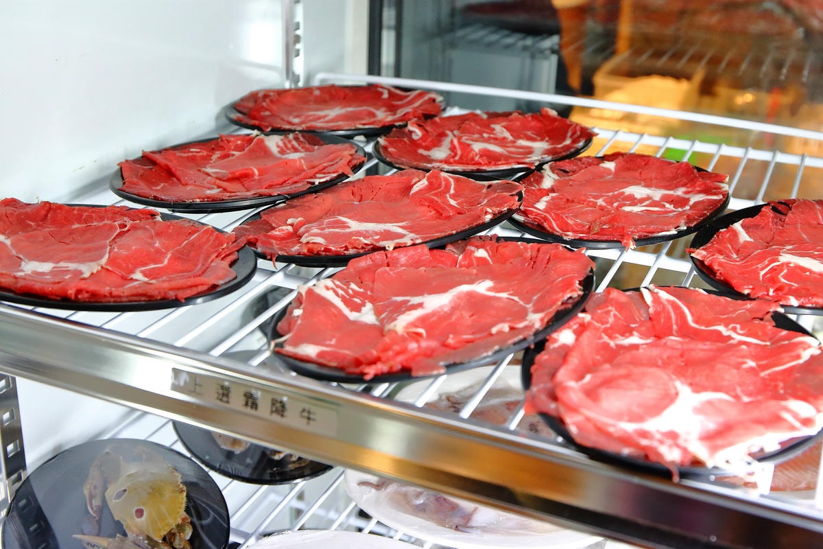 【食。台北】黑哥自助石頭火鍋城〜新開幕!以盤計價,想吃什麼就拿什麼,懷舊飄香,平價又美味!