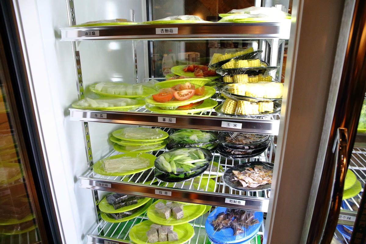 【食。台北】黑哥自助石頭火鍋城〜新開幕!以盤計價,想吃什麼就拿什麼,懷舊飄香,平價又美味!