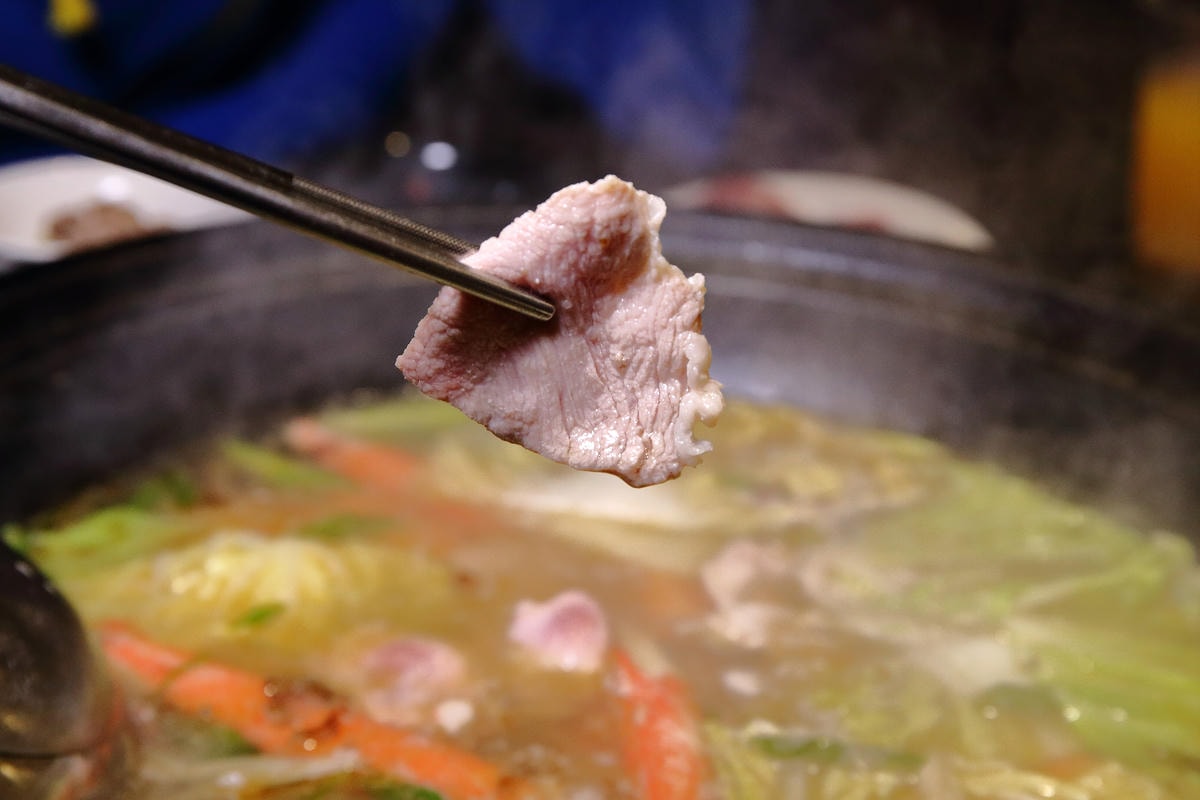 【食。台北】黑哥自助石頭火鍋城〜新開幕!以盤計價,想吃什麼就拿什麼,懷舊飄香,平價又美味!