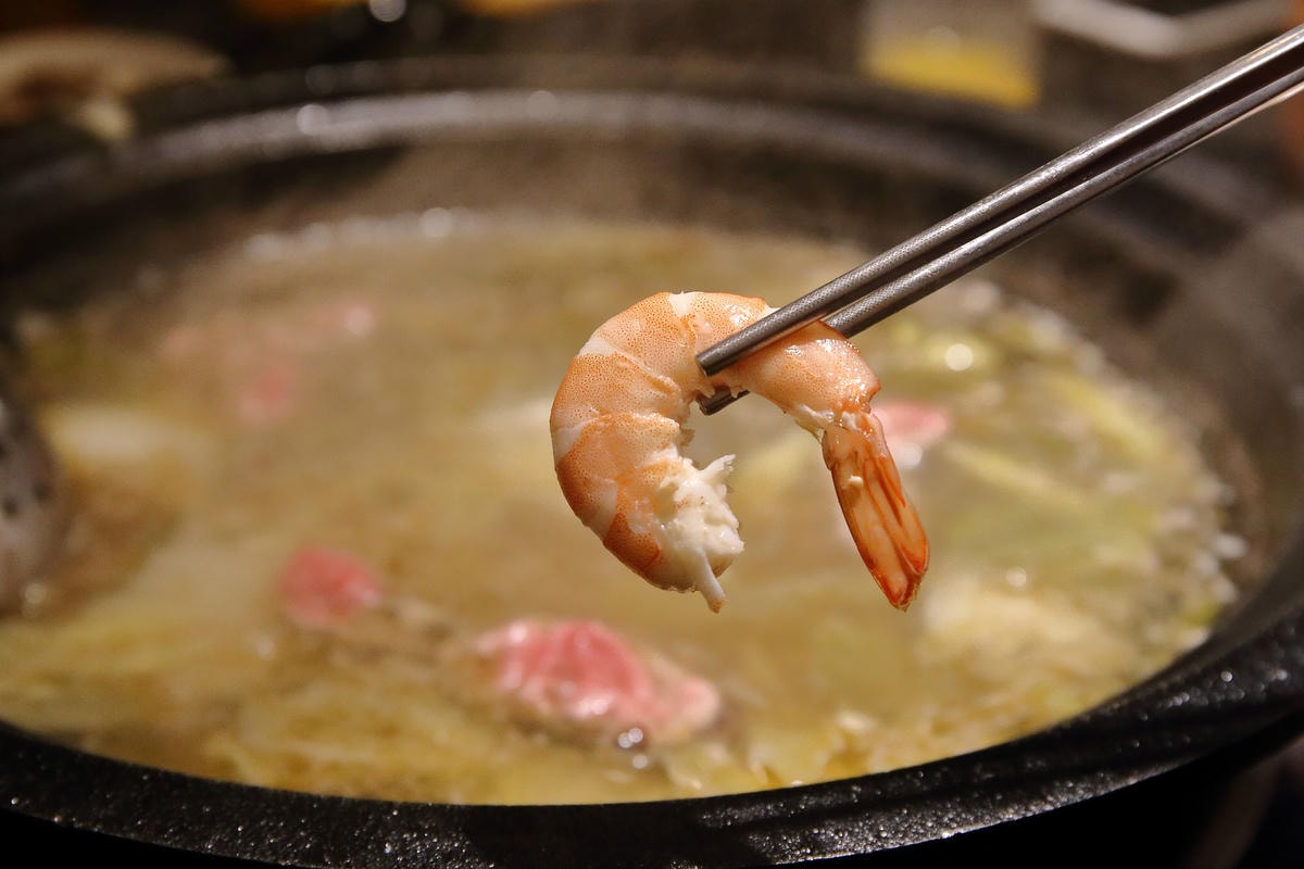 【食。台北】黑哥自助石頭火鍋城〜新開幕!以盤計價,想吃什麼就拿什麼,懷舊飄香,平價又美味!