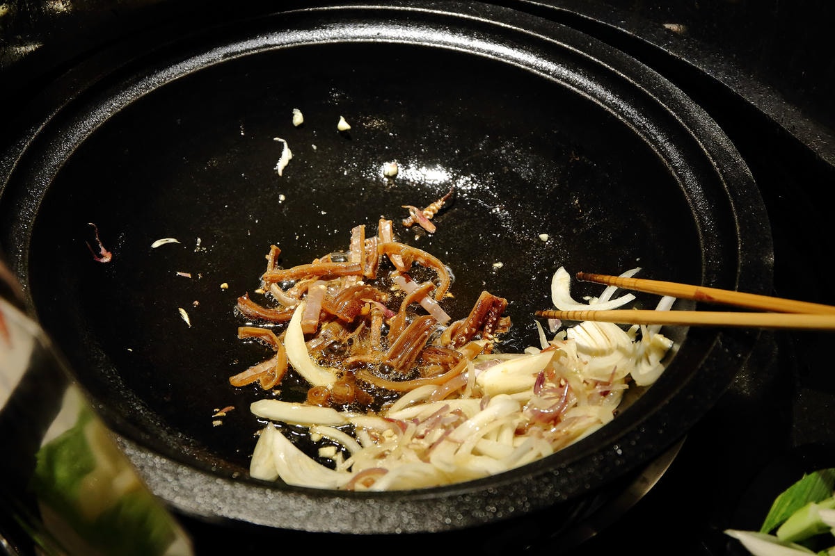 【食。台北】黑哥自助石頭火鍋城〜新開幕!以盤計價,想吃什麼就拿什麼,懷舊飄香,平價又美味!