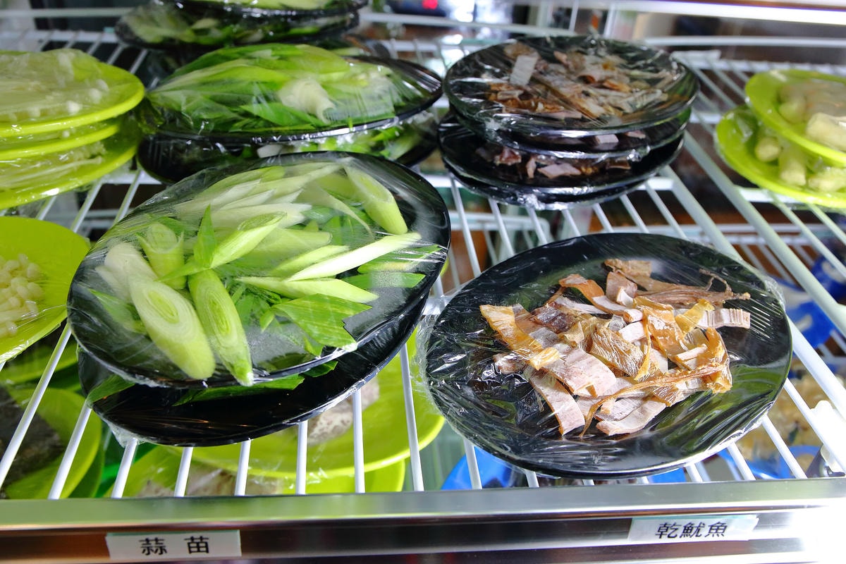 【食。台北】黑哥自助石頭火鍋城〜新開幕!以盤計價,想吃什麼就拿什麼,懷舊飄香,平價又美味!