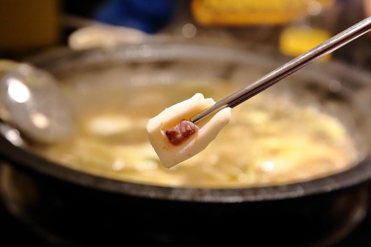 【食。台北】黑哥自助石頭火鍋城〜新開幕!以盤計價,想吃什麼就拿什麼,懷舊飄香,平價又美味!