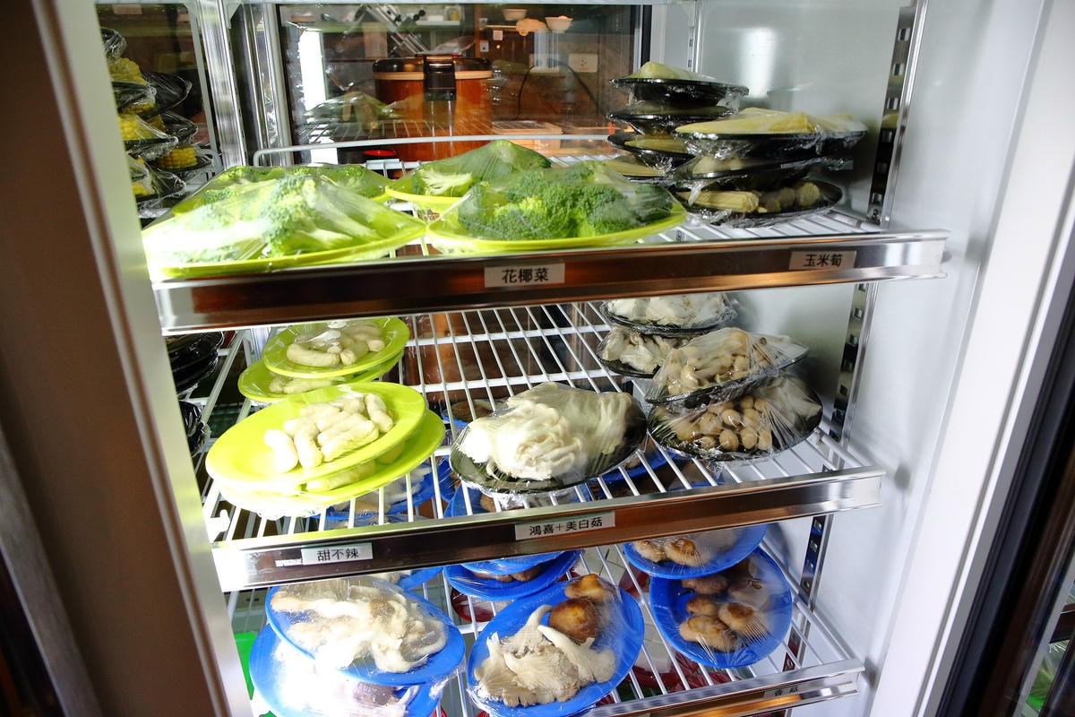 【食。台北】黑哥自助石頭火鍋城〜新開幕!以盤計價,想吃什麼就拿什麼,懷舊飄香,平價又美味!