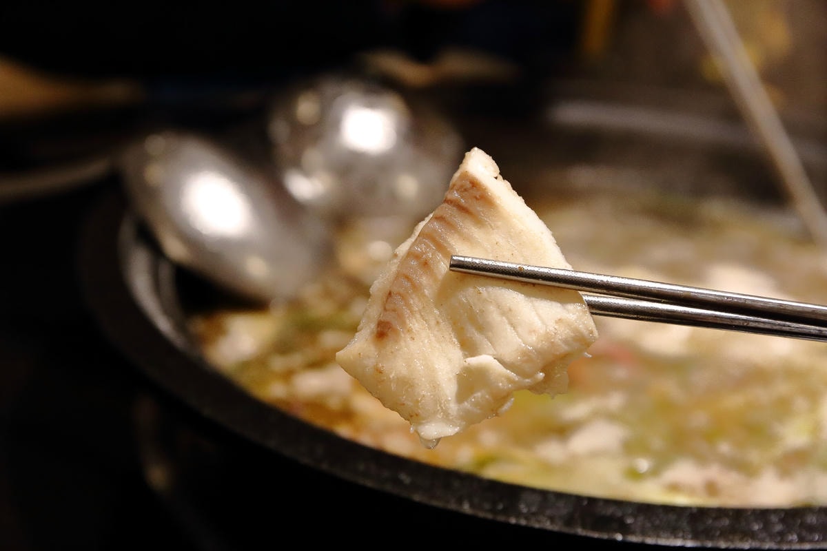 【食。台北】黑哥自助石頭火鍋城〜新開幕!以盤計價,想吃什麼就拿什麼,懷舊飄香,平價又美味!