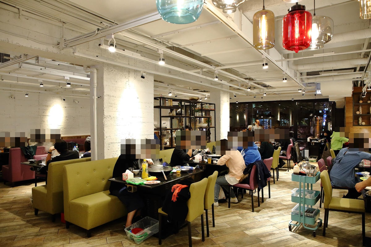 【食。台北】黑哥自助石頭火鍋城〜新開幕!以盤計價,想吃什麼就拿什麼,懷舊飄香,平價又美味!