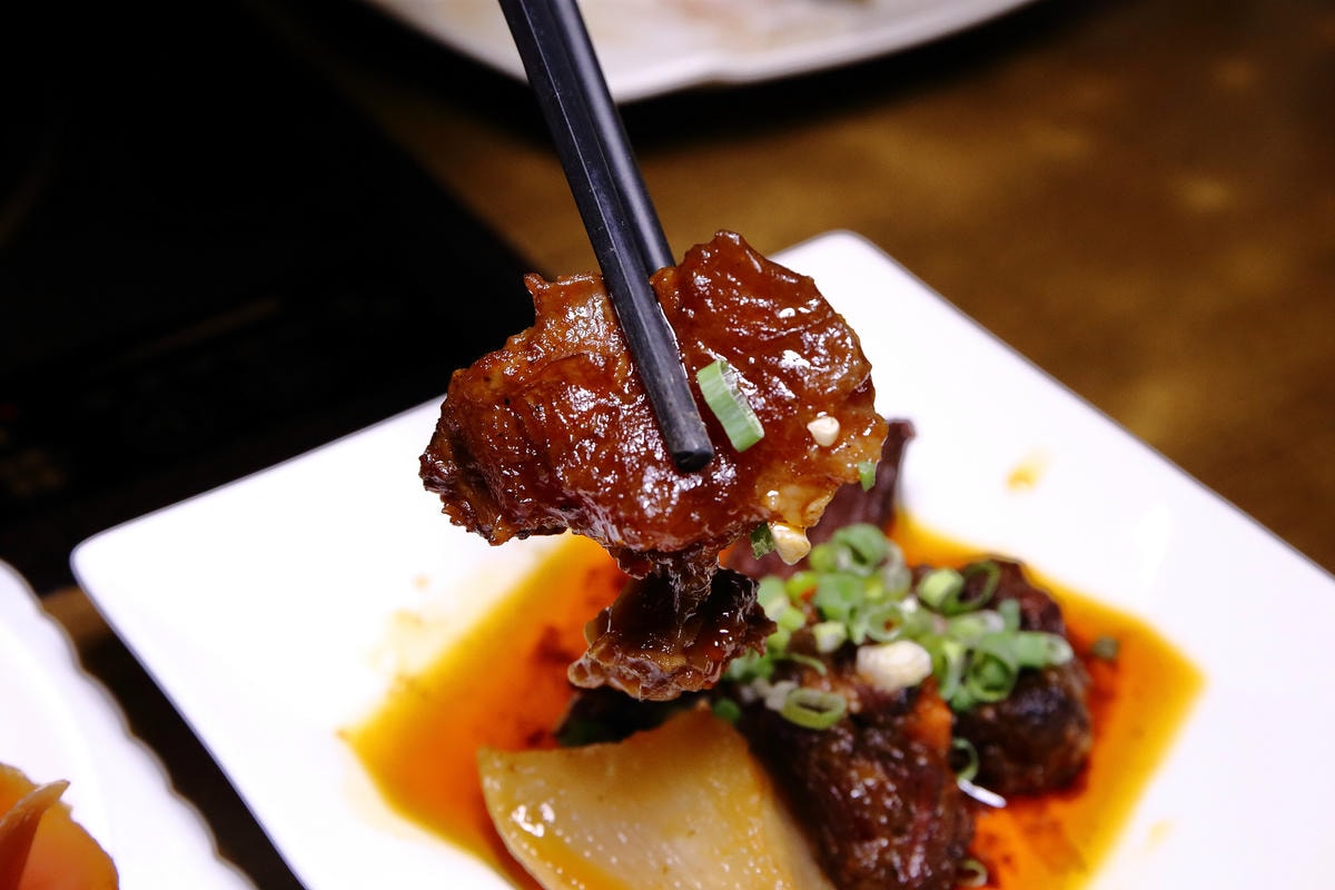 【食。板橋】京宴屋溫體牛肉涮涮鍋吃到飽〜全台唯一溫體牛肉吃到飽。現涮溫體牛,肉鮮好滋味!