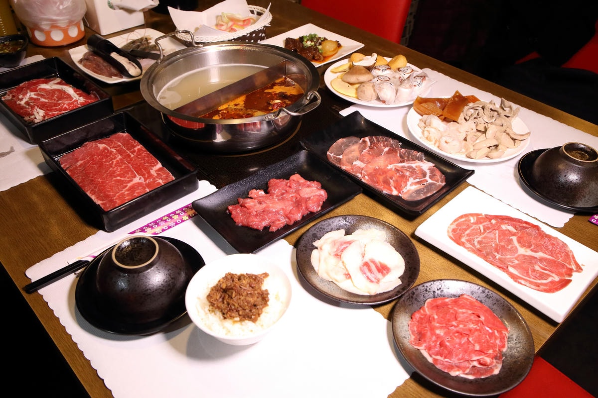 【食。板橋】京宴屋溫體牛肉涮涮鍋吃到飽〜全台唯一溫體牛肉吃到飽。現涮溫體牛,肉鮮好滋味!