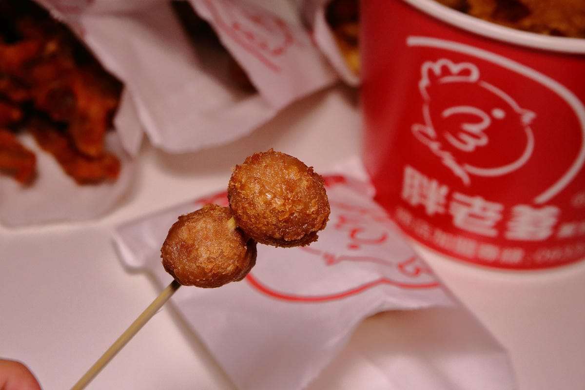 【食。台中】胖老爹美式炸雞-東山文心店〜網友激推全台最強炸雞冠軍！現點現炸，吮指奶香炸雞，會噴汁！