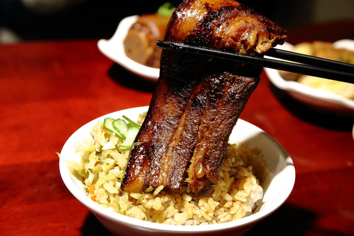 【食。台北】大稻埕魯肉飯〜台北車站美食。隱藏在巷弄中老滷美味，肥而不膩入口即化的魯肉飯！