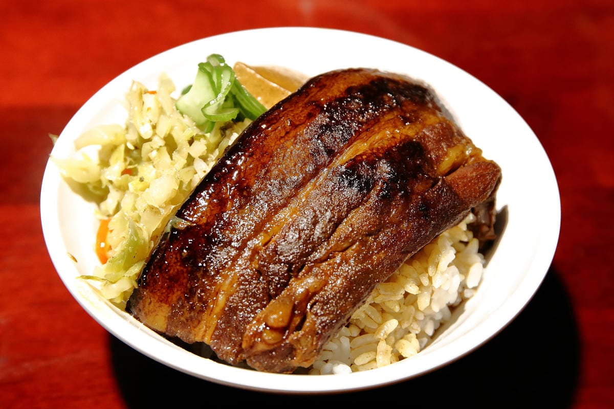 【食。台北】大稻埕魯肉飯〜台北車站美食。隱藏在巷弄中老滷美味，肥而不膩入口即化的魯肉飯！