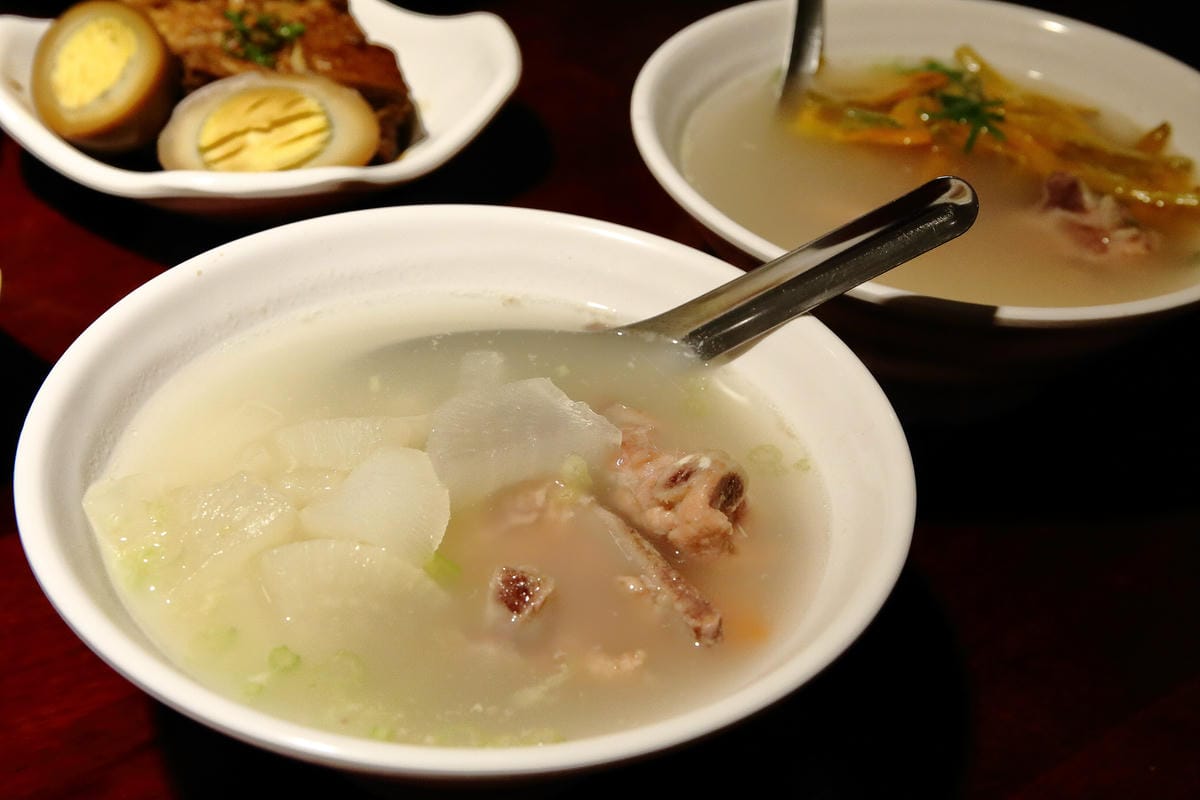 【食。台北】大稻埕魯肉飯〜台北車站美食。隱藏在巷弄中老滷美味，肥而不膩入口即化的魯肉飯！