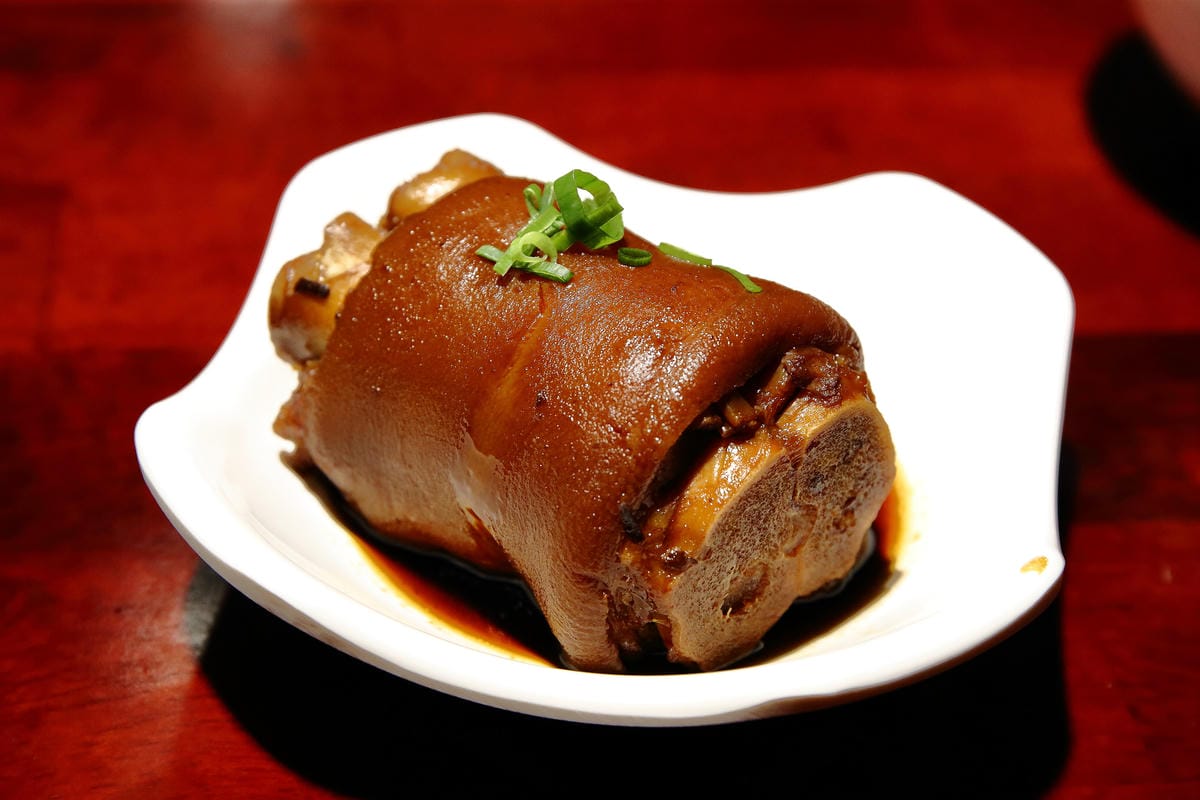 【食。台北】大稻埕魯肉飯〜台北車站美食。隱藏在巷弄中老滷美味，肥而不膩入口即化的魯肉飯！