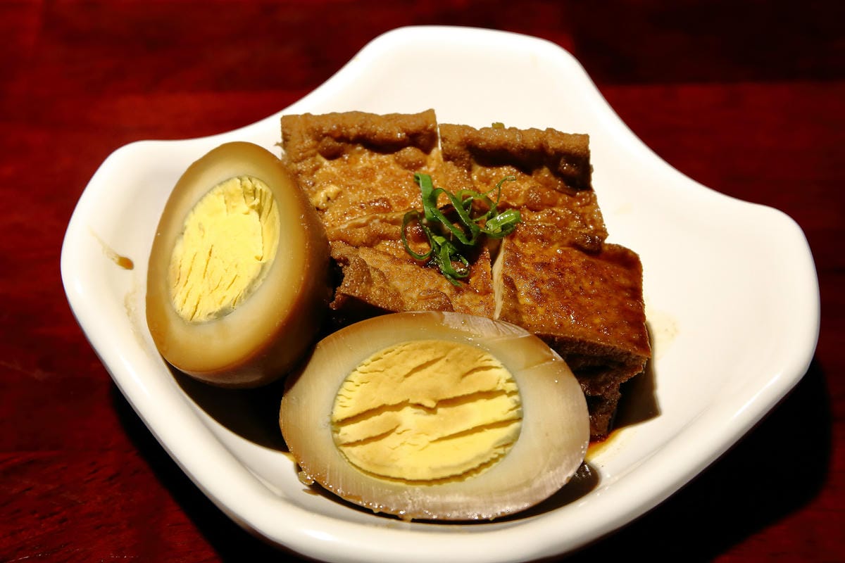 【食。台北】大稻埕魯肉飯〜台北車站美食。隱藏在巷弄中老滷美味，肥而不膩入口即化的魯肉飯！