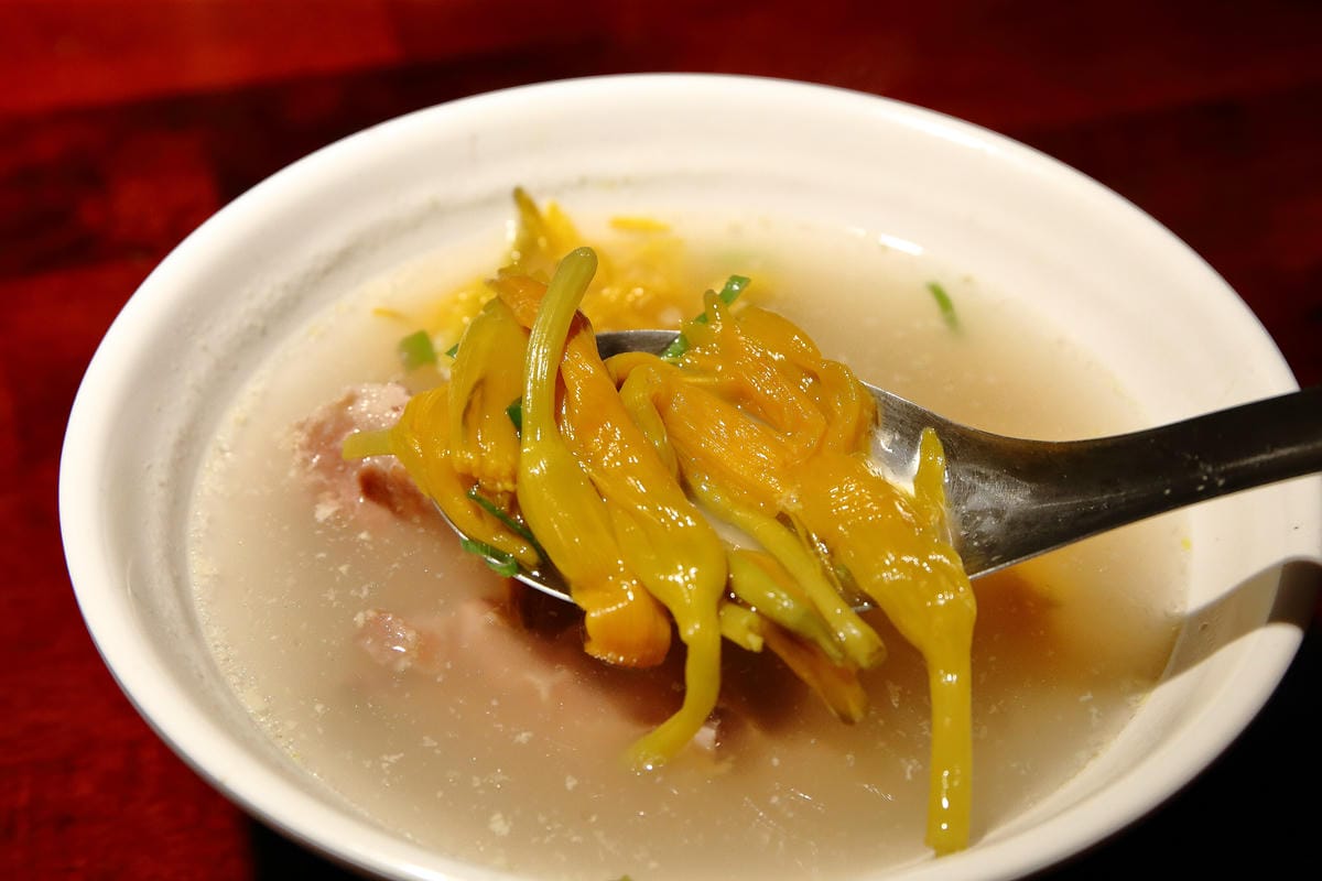 【食。台北】大稻埕魯肉飯〜台北車站美食。隱藏在巷弄中老滷美味，肥而不膩入口即化的魯肉飯！
