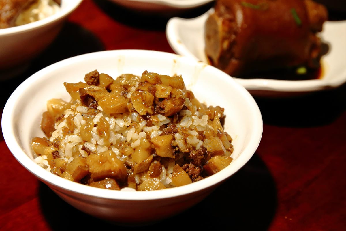 【食。台北】大稻埕魯肉飯〜台北車站美食。隱藏在巷弄中老滷美味，肥而不膩入口即化的魯肉飯！