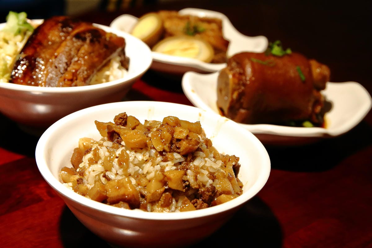 【食。台北】大稻埕魯肉飯〜台北車站美食。隱藏在巷弄中老滷美味，肥而不膩入口即化的魯肉飯！