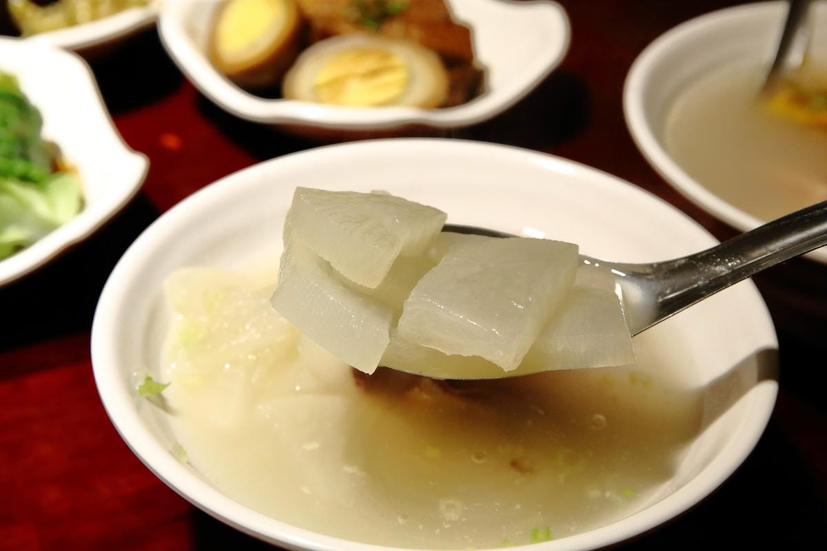 【食。台北】大稻埕魯肉飯〜台北車站美食。隱藏在巷弄中老滷美味，肥而不膩入口即化的魯肉飯！