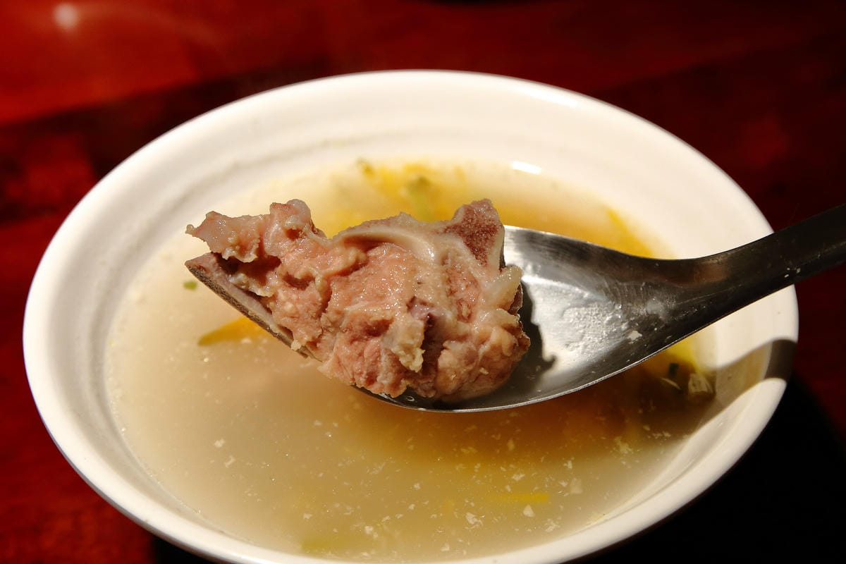 【食。台北】大稻埕魯肉飯〜台北車站美食。隱藏在巷弄中老滷美味，肥而不膩入口即化的魯肉飯！