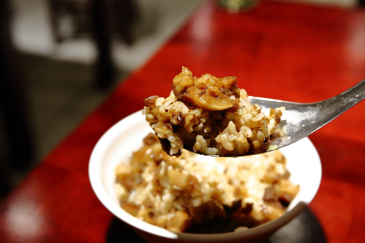 【食。台北】大稻埕魯肉飯〜台北車站美食。隱藏在巷弄中老滷美味，肥而不膩入口即化的魯肉飯！