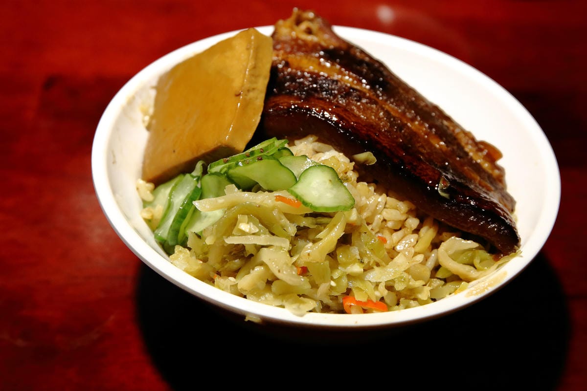 【食。台北】大稻埕魯肉飯〜台北車站美食。隱藏在巷弄中老滷美味，肥而不膩入口即化的魯肉飯！