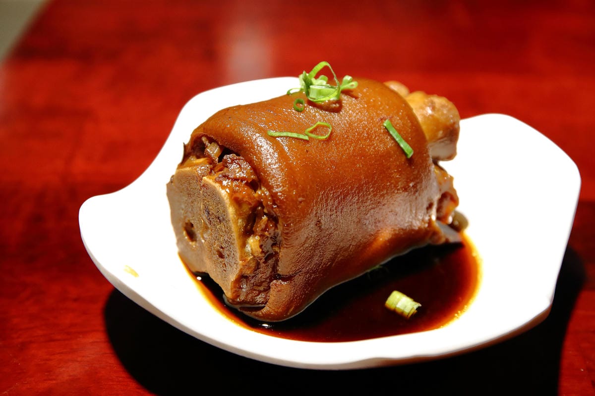 【食。台北】大稻埕魯肉飯〜台北車站美食。隱藏在巷弄中老滷美味，肥而不膩入口即化的魯肉飯！