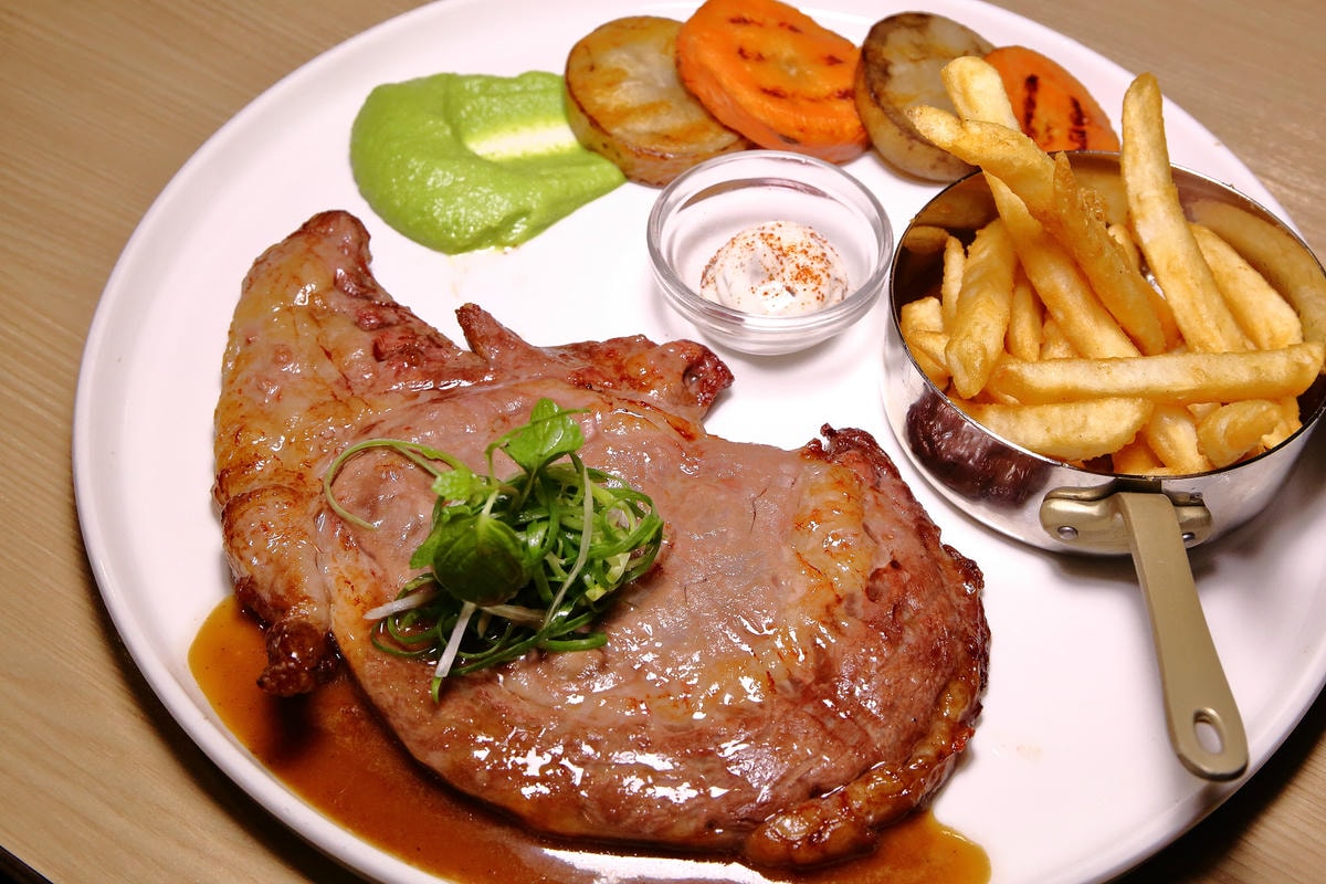 【食。內湖】洋夫人壽喜燒鍋物牛排〜內湖牛排鍋物推薦。精緻牛排、日式鍋物、義式披薩,三種願望一次滿足!(已歇業)