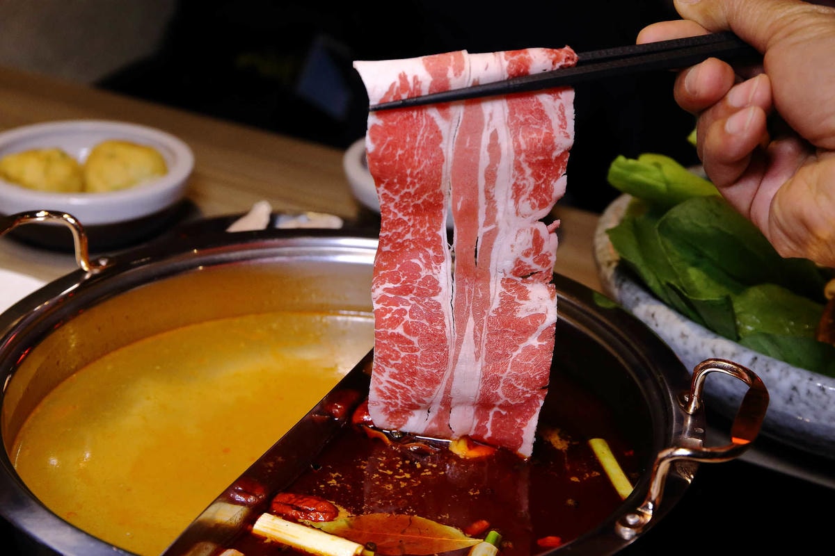 【食。台北】激安の鍋物 吉烹酒場〜超便宜東區火鍋推薦!熱炒與鍋物的衝擊,視覺及味覺雙重饗宴一次滿足!