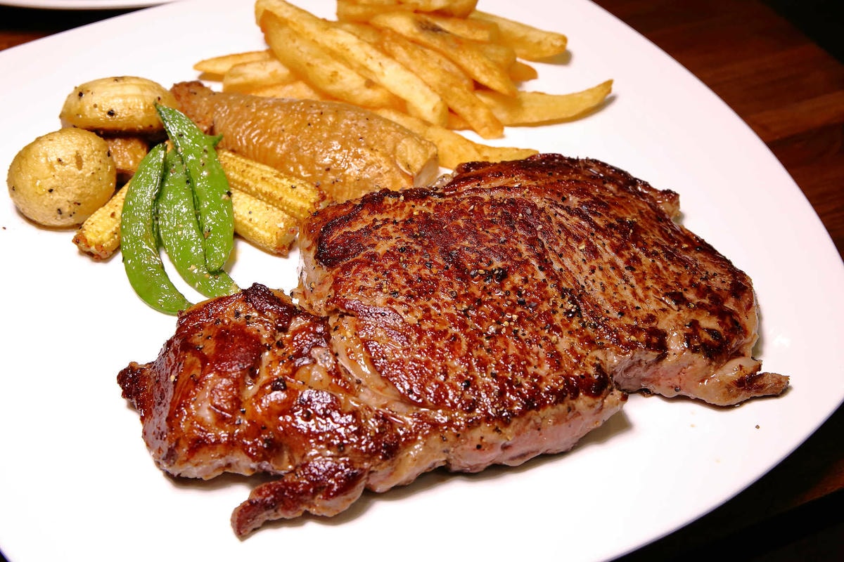 【食。三重】BangBang美式餐廳〜三重美式餐廳。吃高檔現切牛排也能無負擔,還可以選一把屬於自己的專用牛排刀!