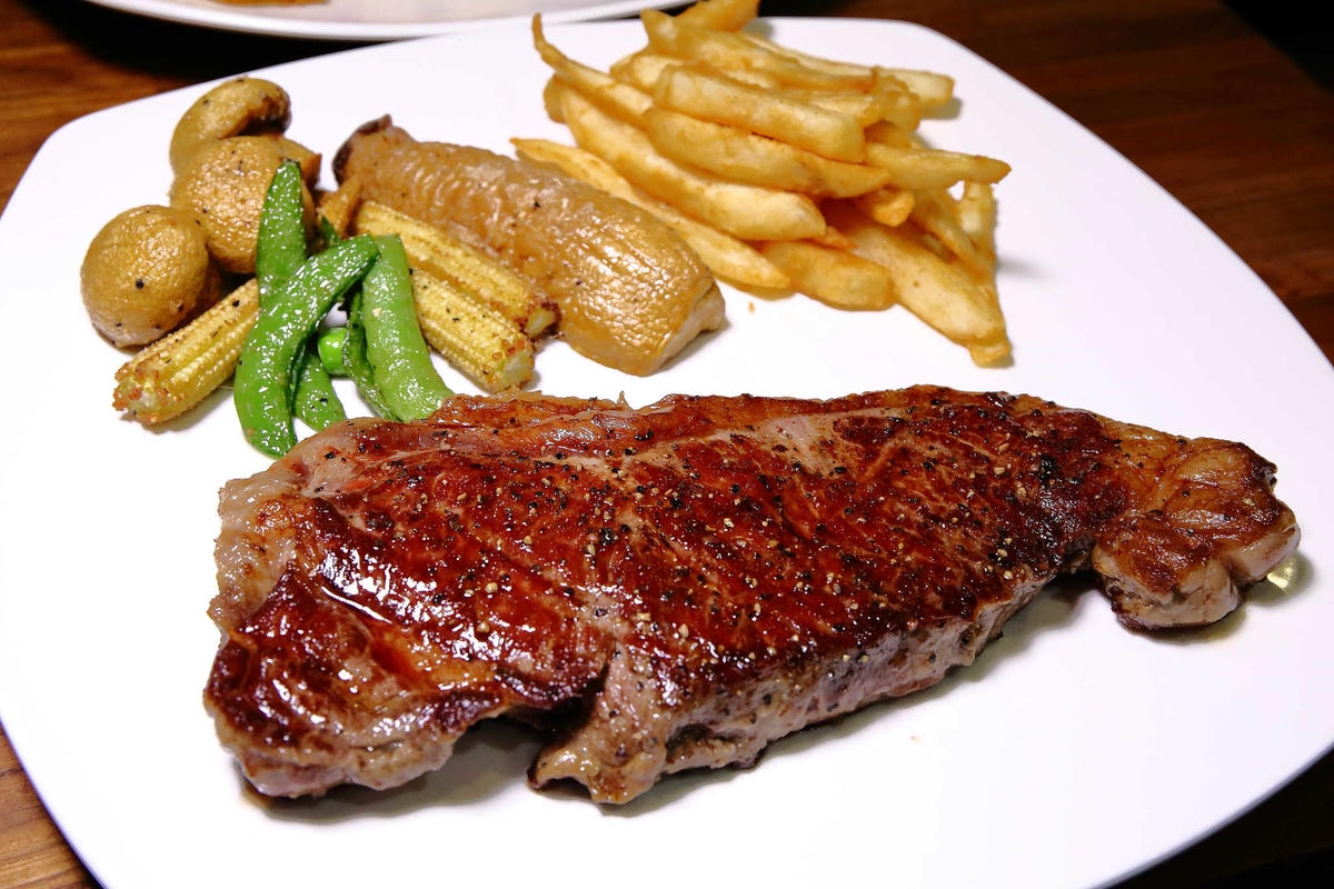 【食。三重】BangBang美式餐廳〜三重美式餐廳。吃高檔現切牛排也能無負擔,還可以選一把屬於自己的專用牛排刀!