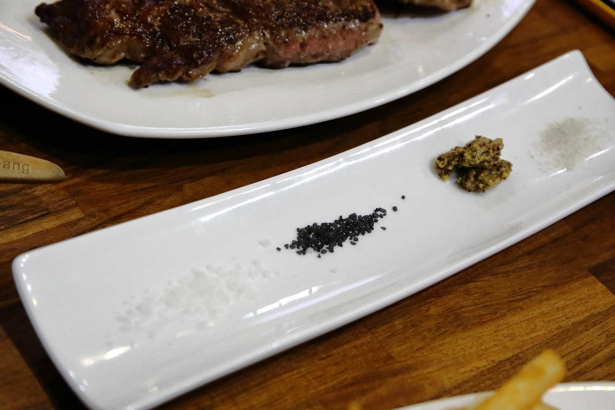 【食。三重】BangBang美式餐廳〜三重美式餐廳。吃高檔現切牛排也能無負擔,還可以選一把屬於自己的專用牛排刀!