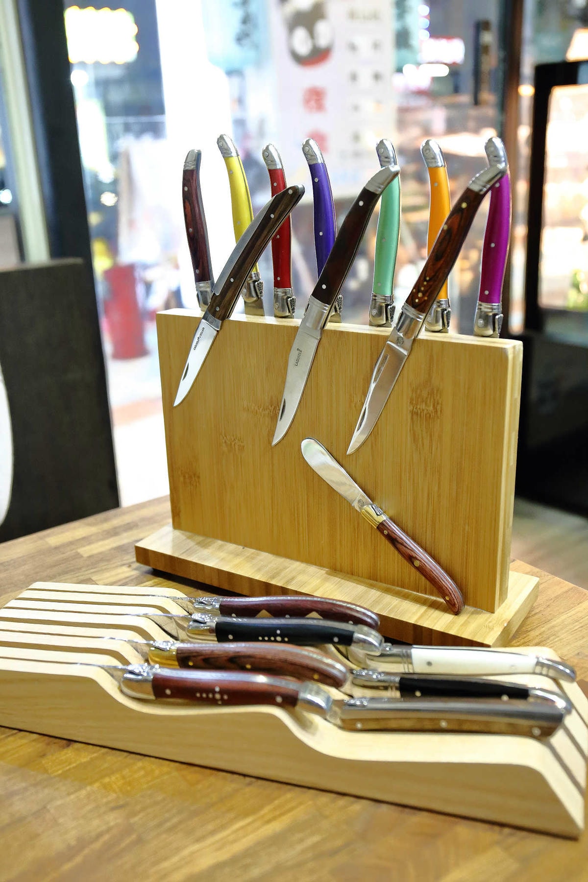 【食。三重】BangBang美式餐廳〜三重美式餐廳。吃高檔現切牛排也能無負擔,還可以選一把屬於自己的專用牛排刀!