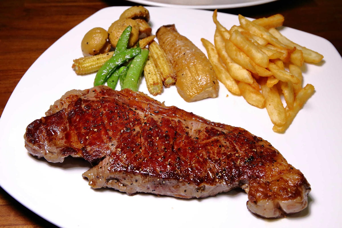 【食。三重】BangBang美式餐廳〜三重美式餐廳。吃高檔現切牛排也能無負擔,還可以選一把屬於自己的專用牛排刀!