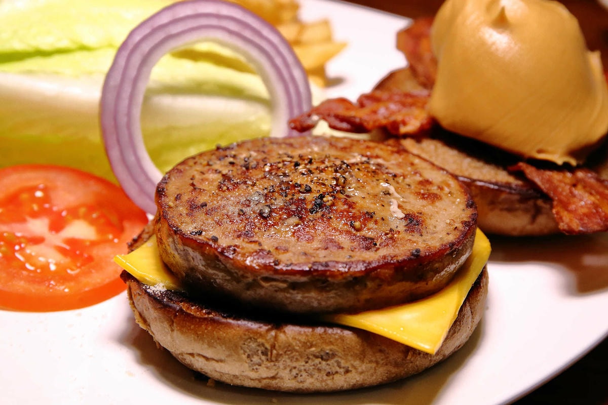 【食。三重】BangBang美式餐廳〜三重美式餐廳。吃高檔現切牛排也能無負擔,還可以選一把屬於自己的專用牛排刀!
