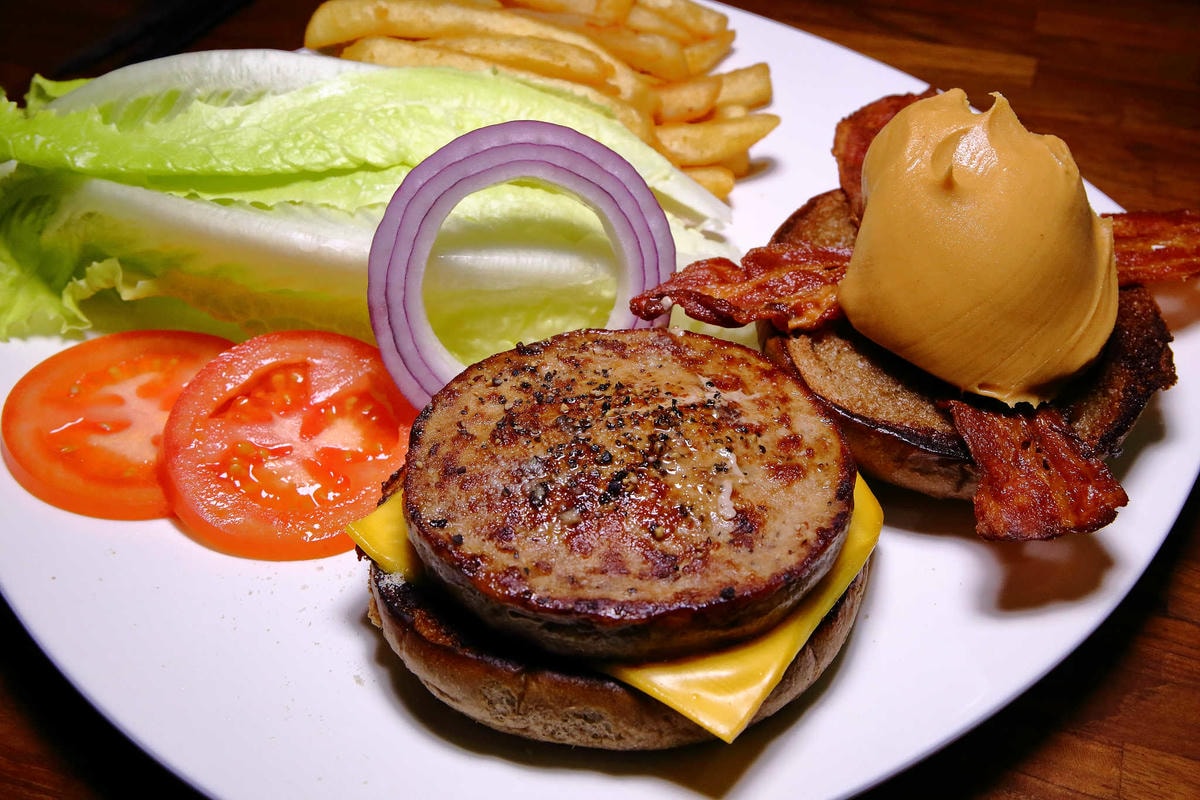 【食。三重】BangBang美式餐廳〜三重美式餐廳。吃高檔現切牛排也能無負擔,還可以選一把屬於自己的專用牛排刀!