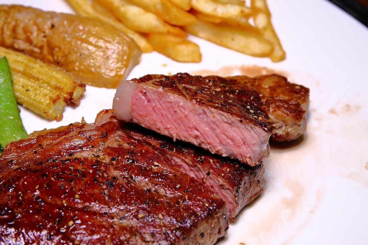 【食。三重】BangBang美式餐廳〜三重美式餐廳。吃高檔現切牛排也能無負擔,還可以選一把屬於自己的專用牛排刀!