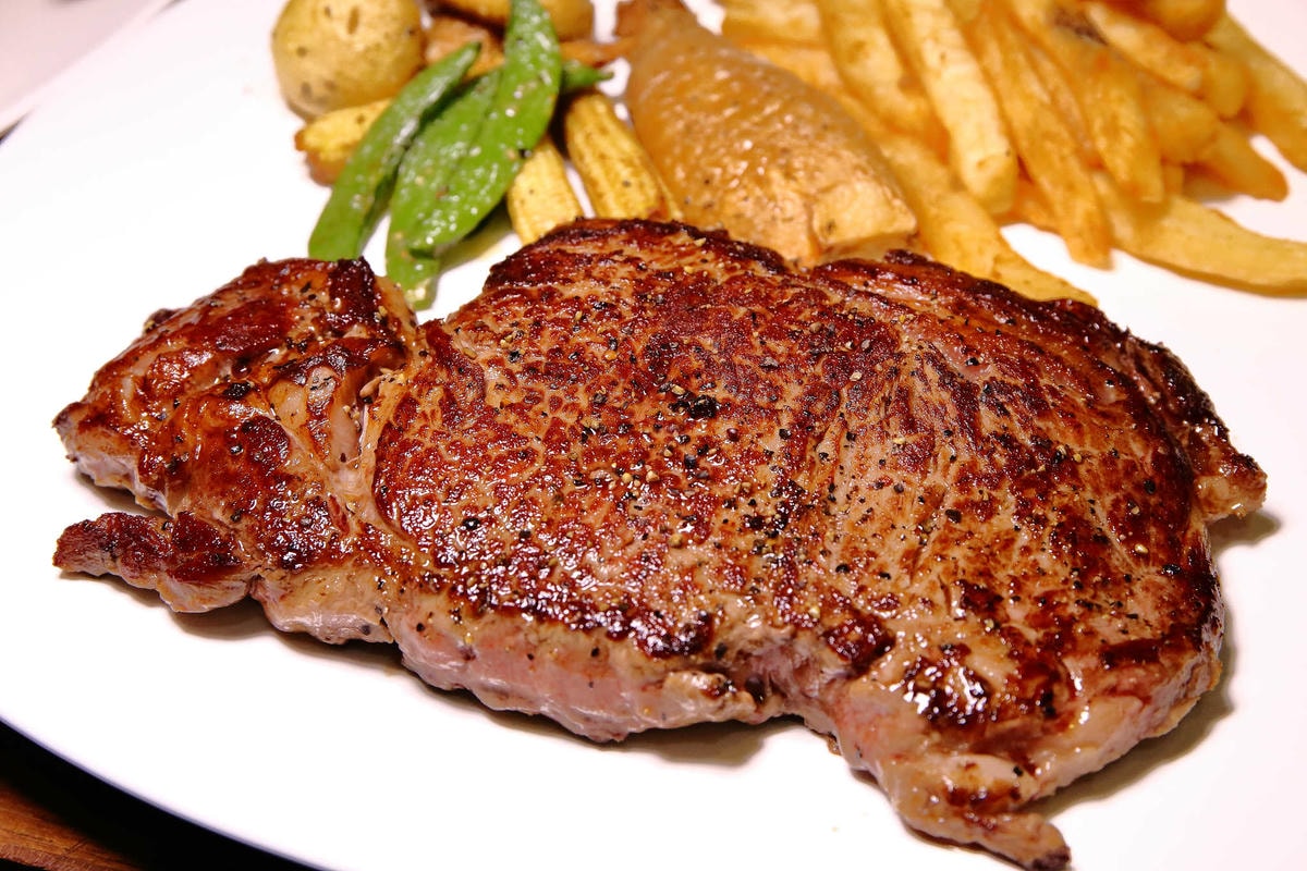 【食。三重】BangBang美式餐廳〜三重美式餐廳。吃高檔現切牛排也能無負擔,還可以選一把屬於自己的專用牛排刀!