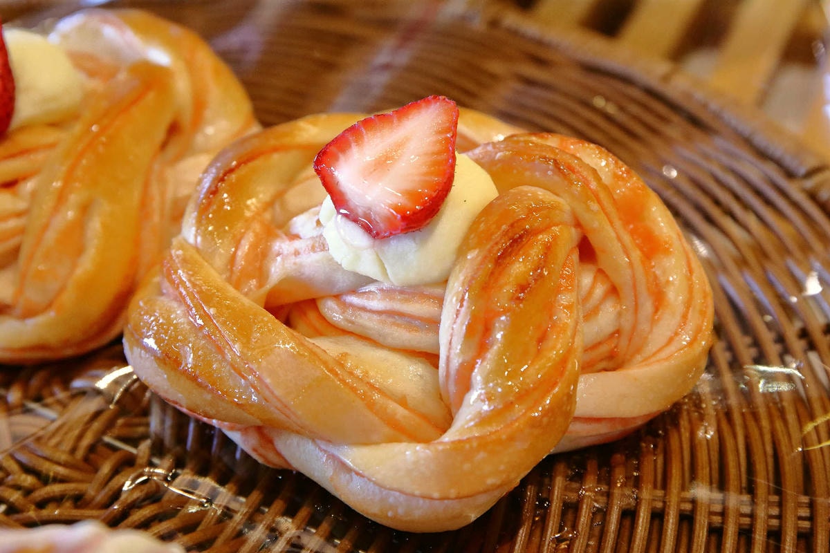 【食。桃園】REAL臻‧烘焙坊〜桃園手作麵包推薦。草莓季限定夢幻可頌、歐包特販,一吃准愛上這個味道!