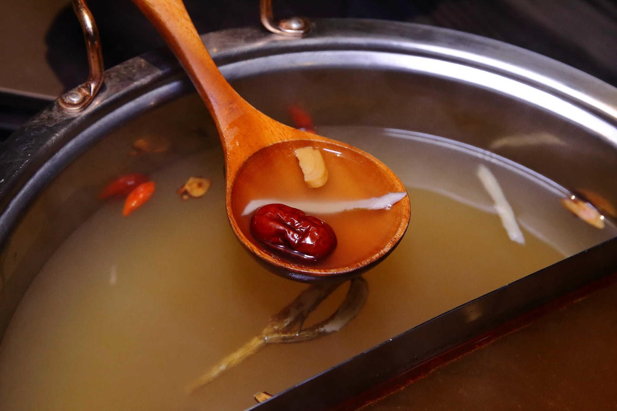 【食。桃園】圓味涮涮鍋(桃園店) 〜桃園火鍋。新鮮直送,澎派海鮮!想不到,火鍋也有這麼精緻的三層架!(已歇業)