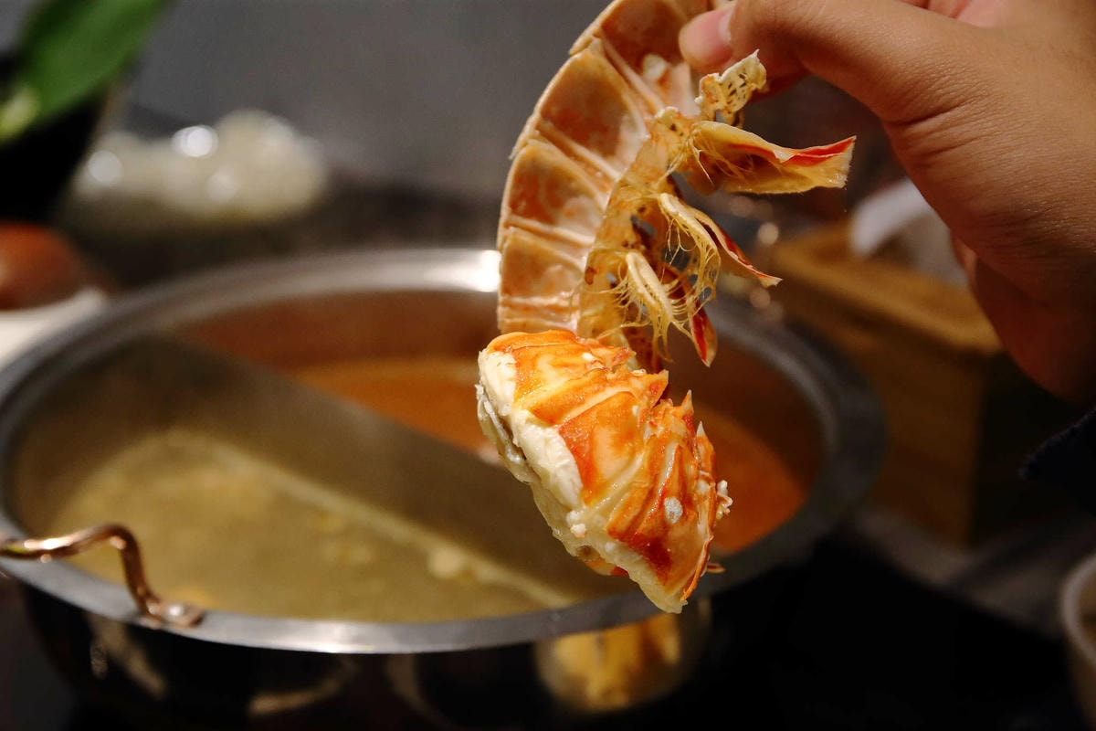 【食。桃園】圓味涮涮鍋(桃園店) 〜桃園火鍋。新鮮直送,澎派海鮮!想不到,火鍋也有這麼精緻的三層架!(已歇業)