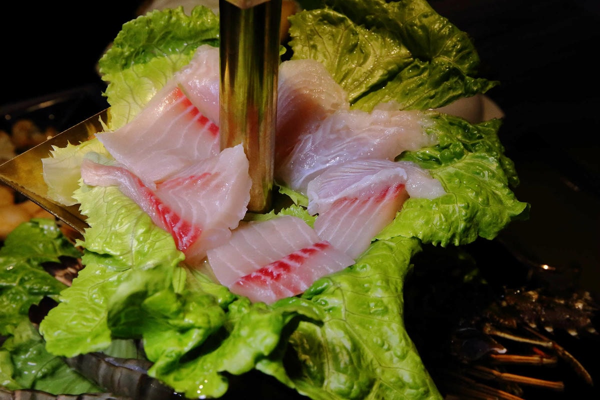 【食。桃園】圓味涮涮鍋(桃園店) 〜桃園火鍋。新鮮直送,澎派海鮮!想不到,火鍋也有這麼精緻的三層架!(已歇業)