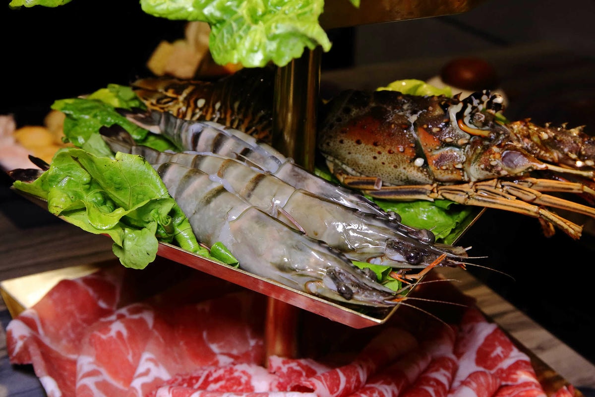 【食。桃園】圓味涮涮鍋(桃園店) 〜桃園火鍋。新鮮直送,澎派海鮮!想不到,火鍋也有這麼精緻的三層架!(已歇業)