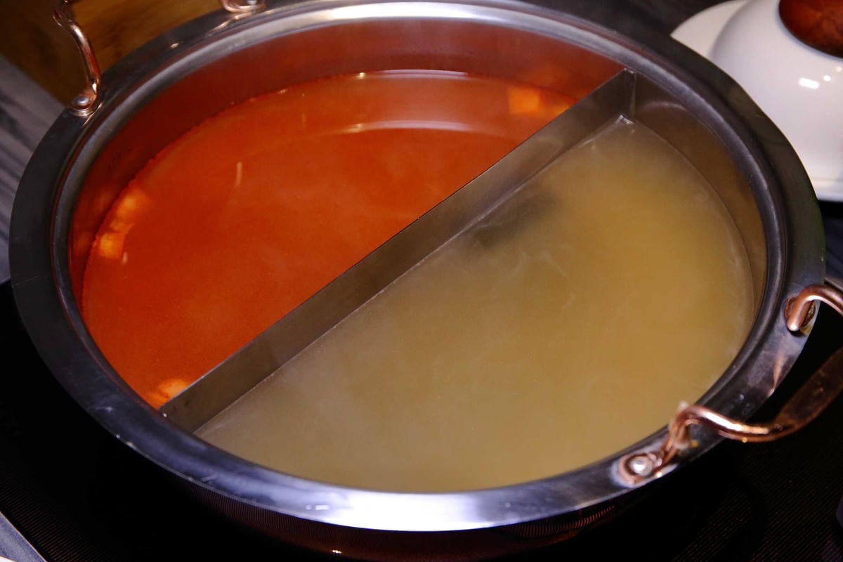 【食。桃園】圓味涮涮鍋(桃園店) 〜桃園火鍋。新鮮直送,澎派海鮮!想不到,火鍋也有這麼精緻的三層架!(已歇業)