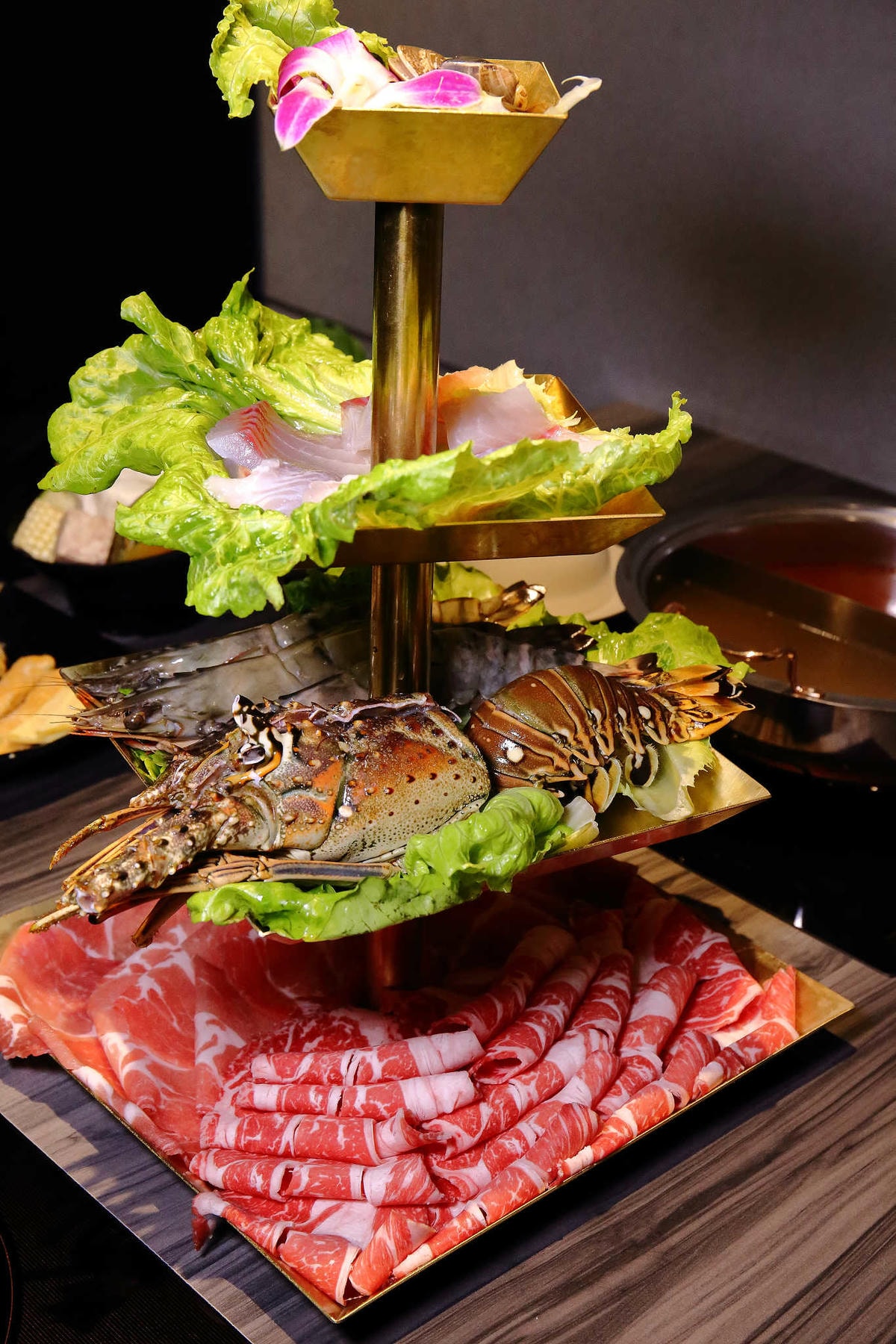 【食。桃園】圓味涮涮鍋(桃園店) 〜桃園火鍋。新鮮直送,澎派海鮮!想不到,火鍋也有這麼精緻的三層架!(已歇業)