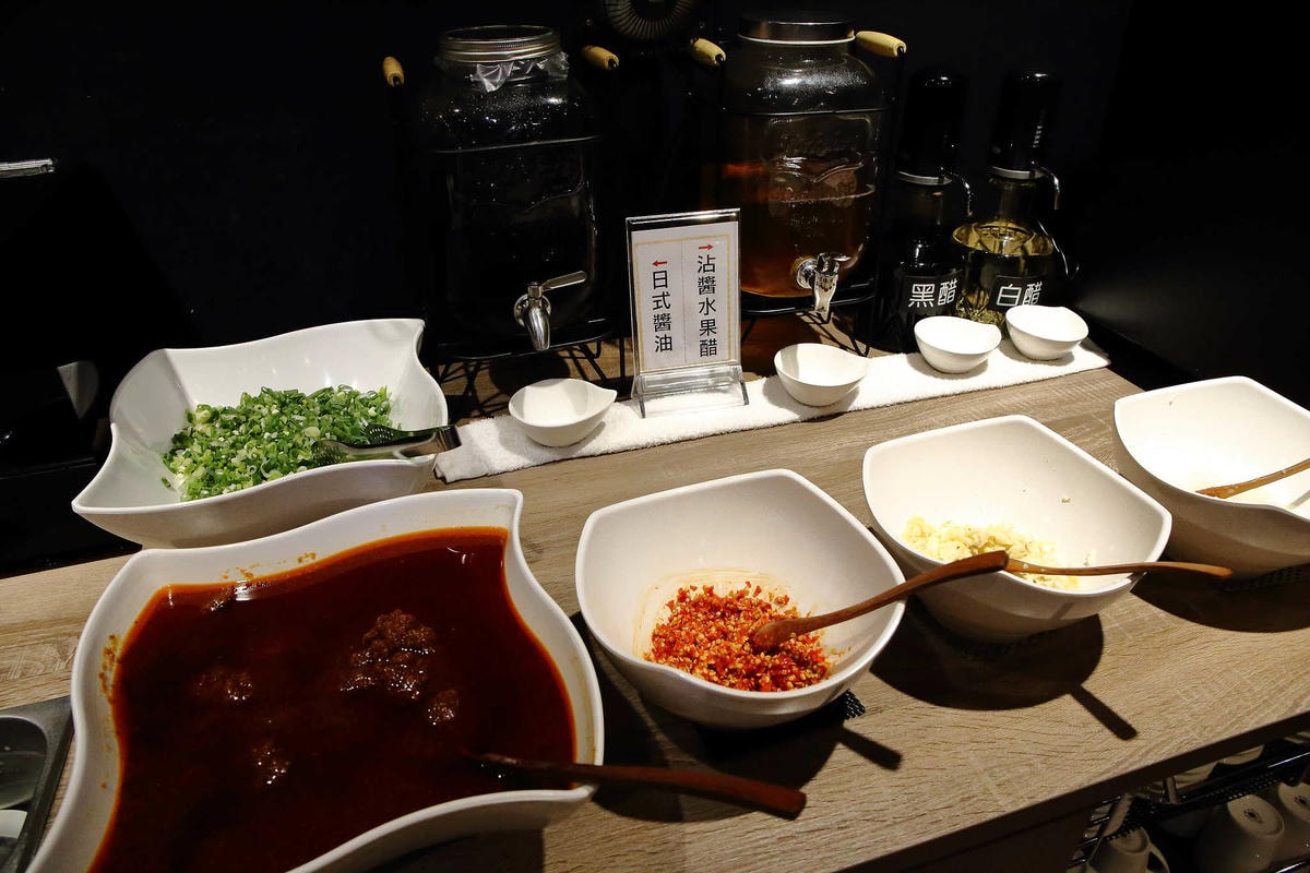 【食。桃園】圓味涮涮鍋(桃園店) 〜桃園火鍋。新鮮直送,澎派海鮮!想不到,火鍋也有這麼精緻的三層架!(已歇業)